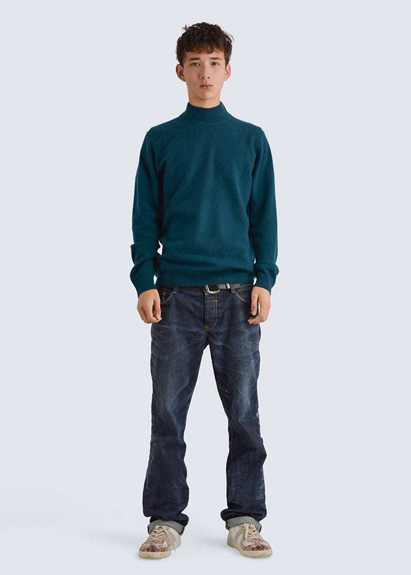 Hochwertiger Kaschmirpullover mit hohem Kragen